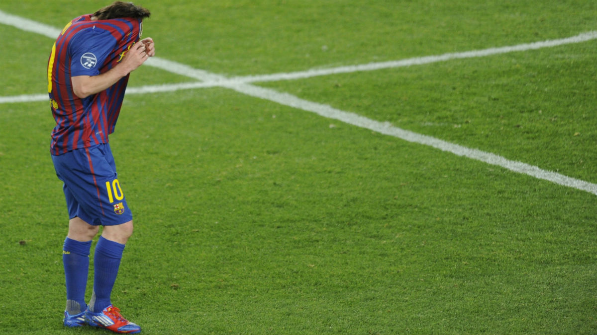 Messi se lamenta en un partido contra el Chelsea. (AFP)