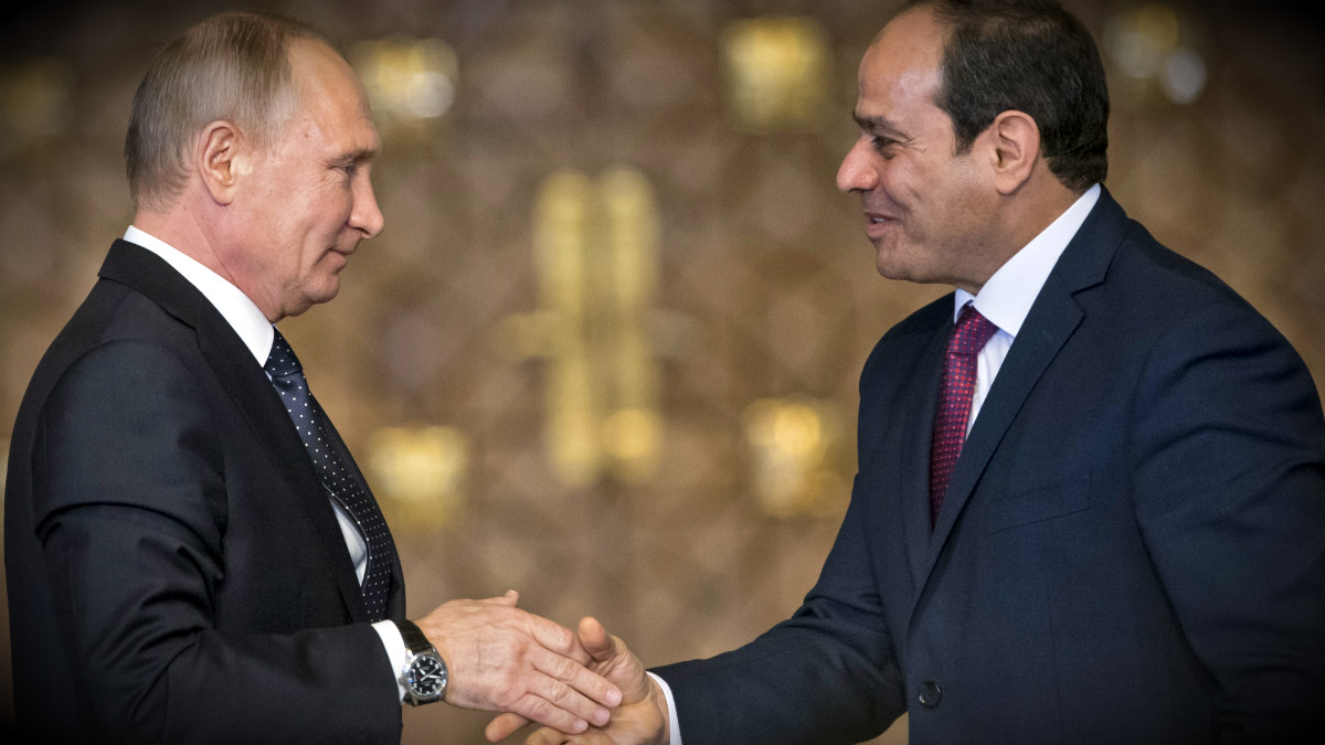 Vladimir Putin y Abdelfatah al Sisi, presidentes ruso y egipcio, en El Cairo. (AFP)