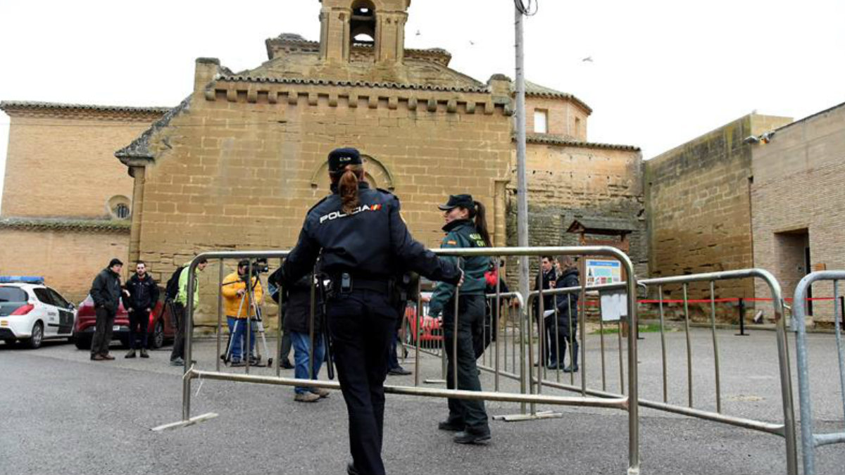 La Policía protege con valles las inmediaciones del Monasterio de Sijena, ante la llegada de los bienes procedentes del Museu de Lleida. Foto: EFE