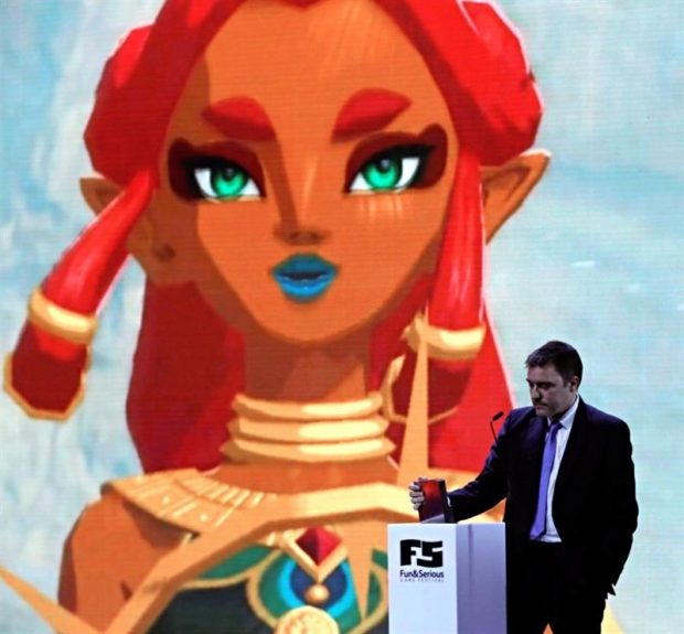  El responsable de Nintendo, Manuel Curdi tras recojer los premios Titanium al Mejor Videojuego del Año y al Mejor título de Aventura/Rol por el videojuego "The Legend of Zelda: Breath of the Wild", durante el Festival Fun & Serious Game de Bilbao. Foto: EFE