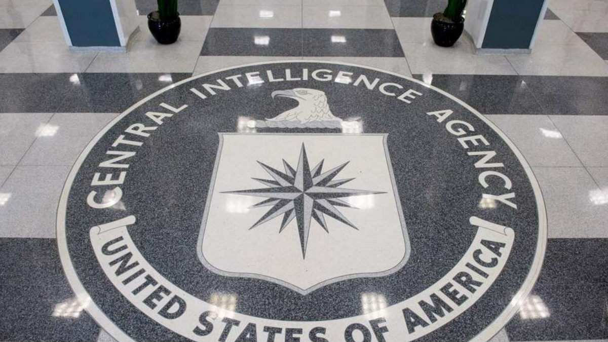 El escudo de la Agencia Central de Inteligencia estadounidense (CIA por sus siglas en inglés) decora el suelo de su sede central en el Pentágono.