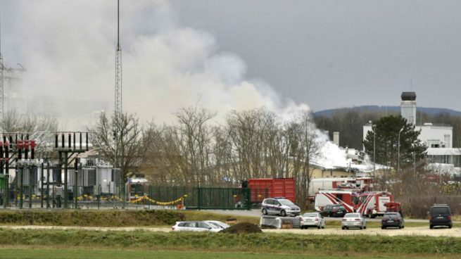 El humo se levanta sobre la terminal de gas de Baumgarten en Austria, situada en el municipio de Weiden ad March, en el distrito de Gänserndorf. Foto: AFP