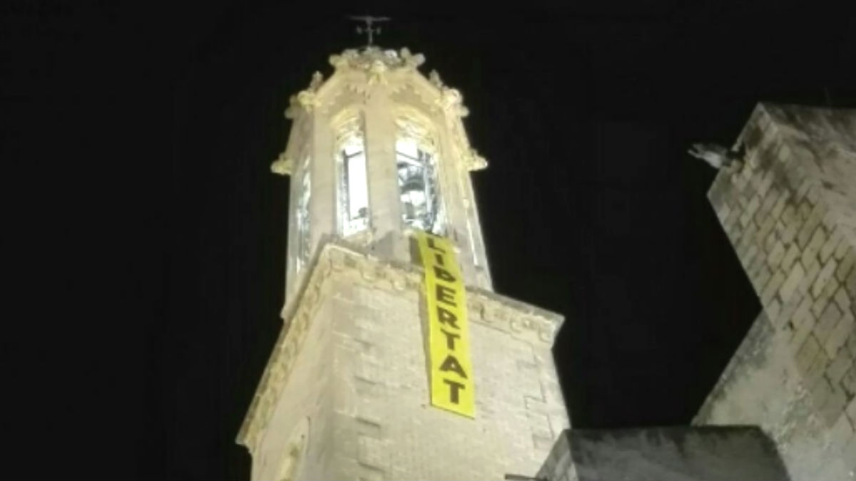 La iglesia  de San Juan Bautista de Valls (Tarragona), exhibe en su campanario una pancarta que pide la puesta en libertad de los golpistas encarcelados en Cataluña (Foto: ‘Dolça Catalunya’)