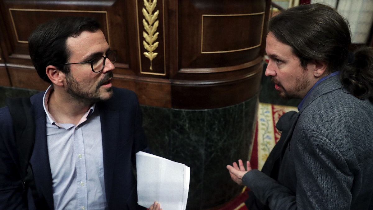 Alberto Garzón y Pablo Iglesias hablan durante la sesión del Congreso.