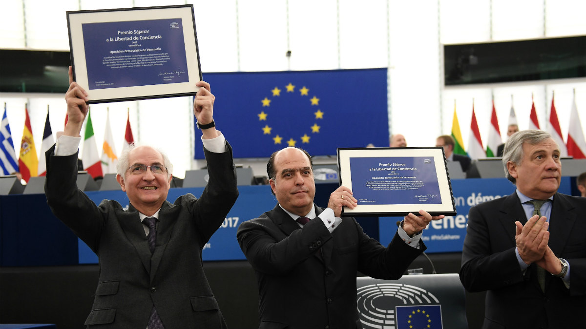 Antonio Ledezma y Julio Borges recogen el Sájarov de manos de Antonio Tajani. (AFP)