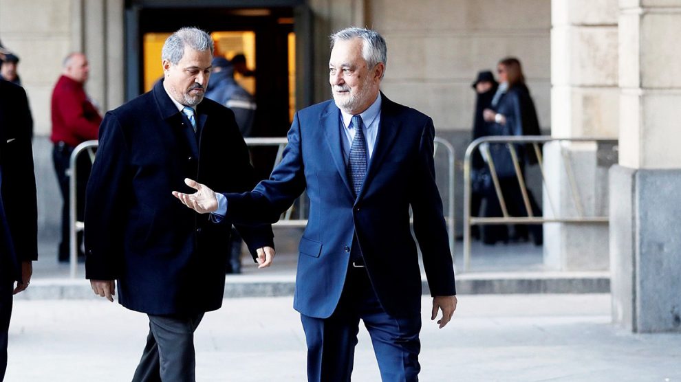 José Antonio Griñán a su llegada a la primera sesión del juicio por el caso ERE. (Foto: EFE)