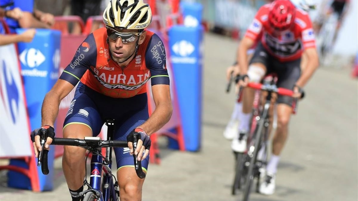 Vincenzo Nibali ataca en la última edición de la Vuelta a Chris Froome.
