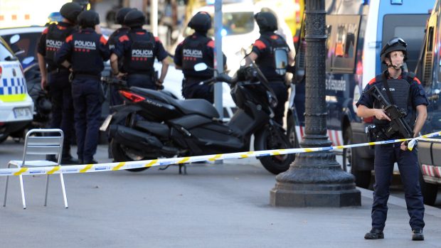 Mossos tratan de controlar la situación tras el atentado en La Rambla