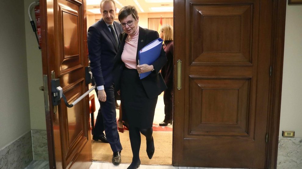 La presidenta de la Junta Única de Resolución (JUR), Elke König, acompañada del Presidente del FROB, Jaime Ponce. (Foto: EFE)