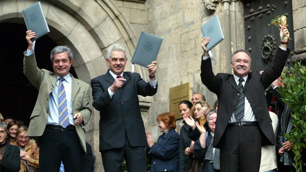 Joan Saura (ICV), Pasqual Maragall (PSC) y Josep Lluís Carod-Rovira (ERC), tras firmar el Pacto del Tinell el 14 de diciembre de 2003.