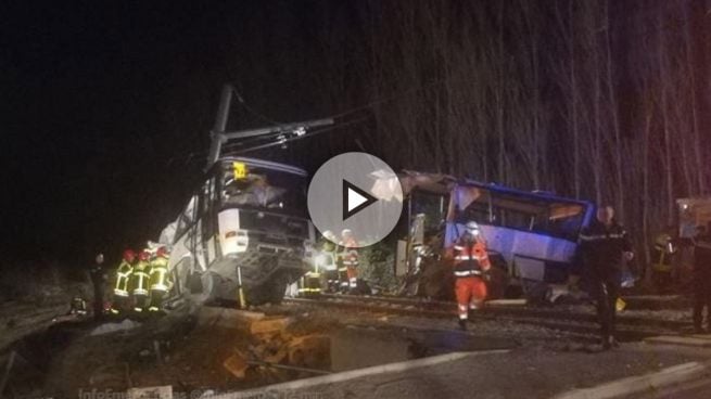 Un tren arrolla un autobús escolar cerca de Perpiñán: al menos cuatro adolescentes muertos ?>