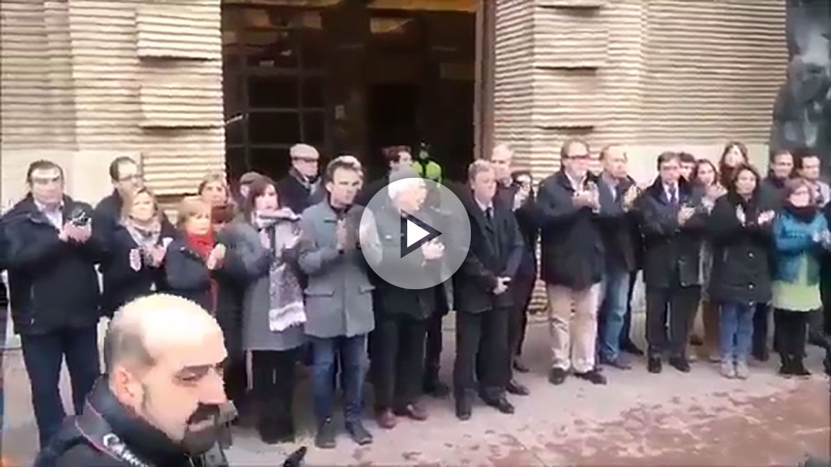 Cerca de un centenar de personas se han concentrado frente al Ayuntamiento de Zaragoza para guardar un minuto de silencio por el homicidio de Víctor Laínez a manos del hispanófobo Rodrigo Lanza. Foto: EFE