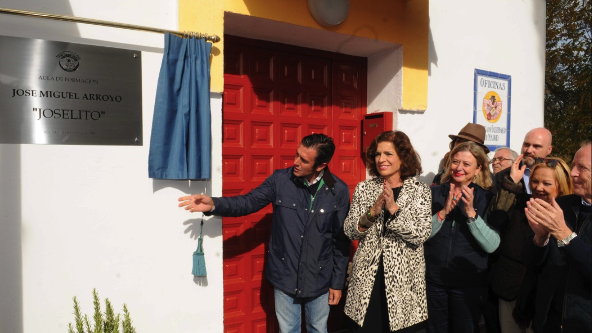 La alcaldesa Ana Botella inaugurando una sala de la Escuela de Tauromaquia. (Foto: Madrid)