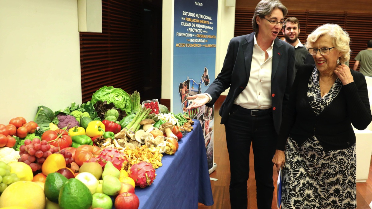 La alcaldesa Carmena junto a la teniente alcalde, Marta Higueras, viendo frutas y verduras. (Foto: Madrid)
