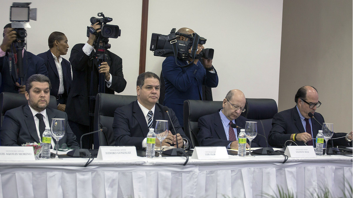 Líderes de la oposicion en Venezuela (González, Florido, Díaz y Borges), en los diálogos de Santo Domingo. (AFP)