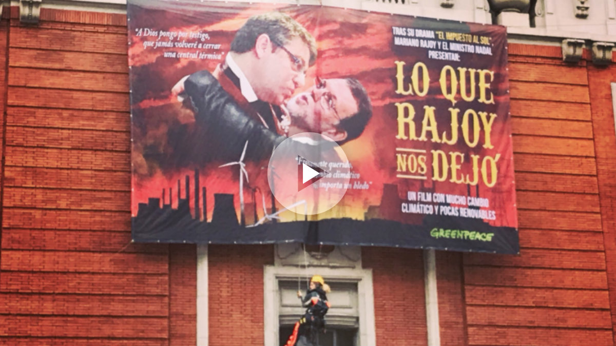 Mariano Rajoy y Álvaro Nadal como los protagonistas de ‘Lo que el viento se llevó’, en el cartel colgado por Greenpeace. Foto: @greenpeace