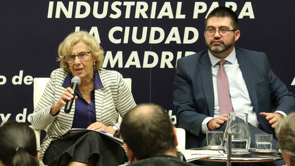 La alcaldesa Manuela Carmena junto al concejal imputado Carlos Sánchez Mato. (Foto: Madrid)