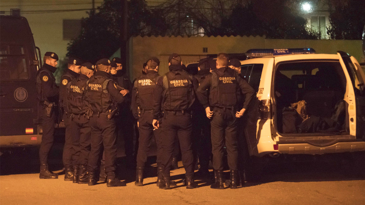 Guardias civiles a la búsqueda del asesino de dos agentes en Teruel. (Foto: EFE)
