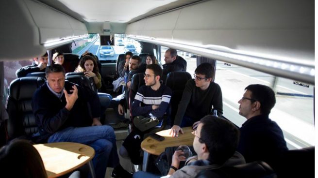 El candidato del PPC a la presidencia de la Generalitat, Xavier García Albiol, habla con los periodistas que le siguen en campaña en el interior del autobús que los traslada a Girona para participar en un acto electoral. Foto: EFE