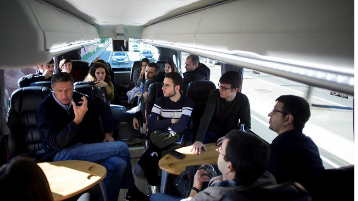 El candidato del PPC a la presidencia de la Generalitat, Xavier García Albiol, habla con los periodistas que le siguen en campaña en el interior del autobús que los traslada a Girona para participar en un acto electoral. Foto: EFE