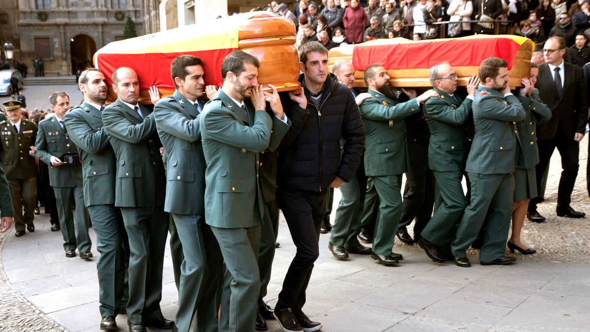 Agentes portan los féretros de los guardias civiles asesinados (Foto: Efe).