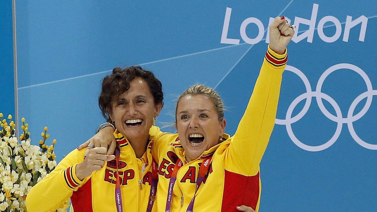 Anna Tarrés, a la derecha, celebra la medalla de España en Londres 2012.