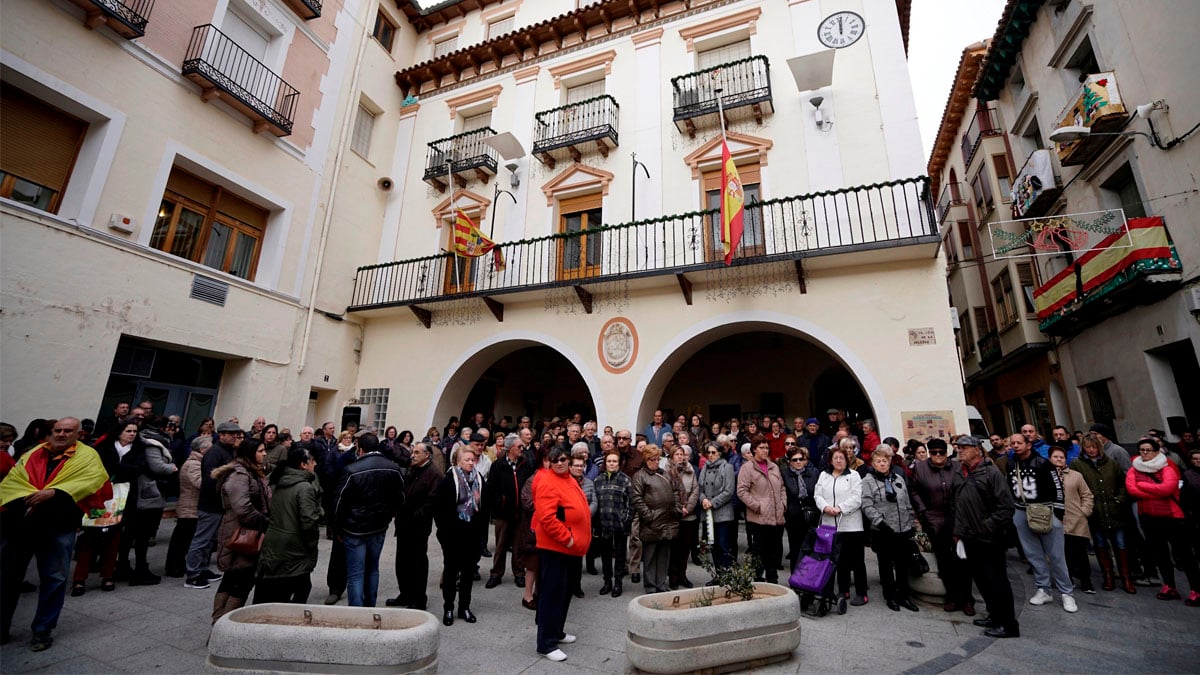 Concentración por el minuto de silencio en Albalate del Arzobispo, por los dos guardias civiles y el ganadero José Luis Iranzo (Foto: EFE)