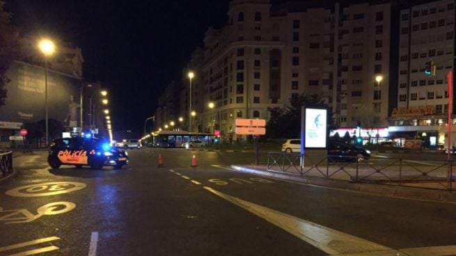 La Policía Municipal de Madrid acordona la zona donde un joven ha sido atropellado por un autobús de la EMT. Foto: @EmergenicasMadLa Policía Municipal de Madrid acordona la zona donde un joven ha sido atropellado por un autobús de la EMT. Foto: @EmergenicasMad