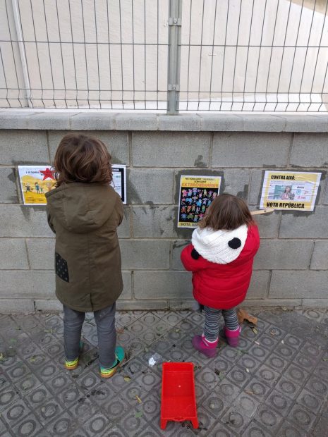 Imagen en Twitter de dos niños colgando carteles.