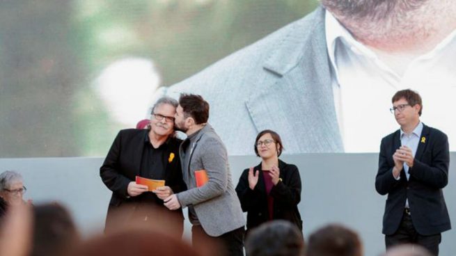 El diputado de ERC Gabriel Rufián besa a su compañero de escaño en el Congreso, Joan Tardá (i), durante el acto central de campaña de Esquerra celebrado hoy en Barcelona. Foto: EFE