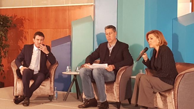 El ex primer ministro francés, Manuel Valls, junto a Xavier García Albiol y Dolores de Cospedal en un desayuno del PP. Foto: @PPopular