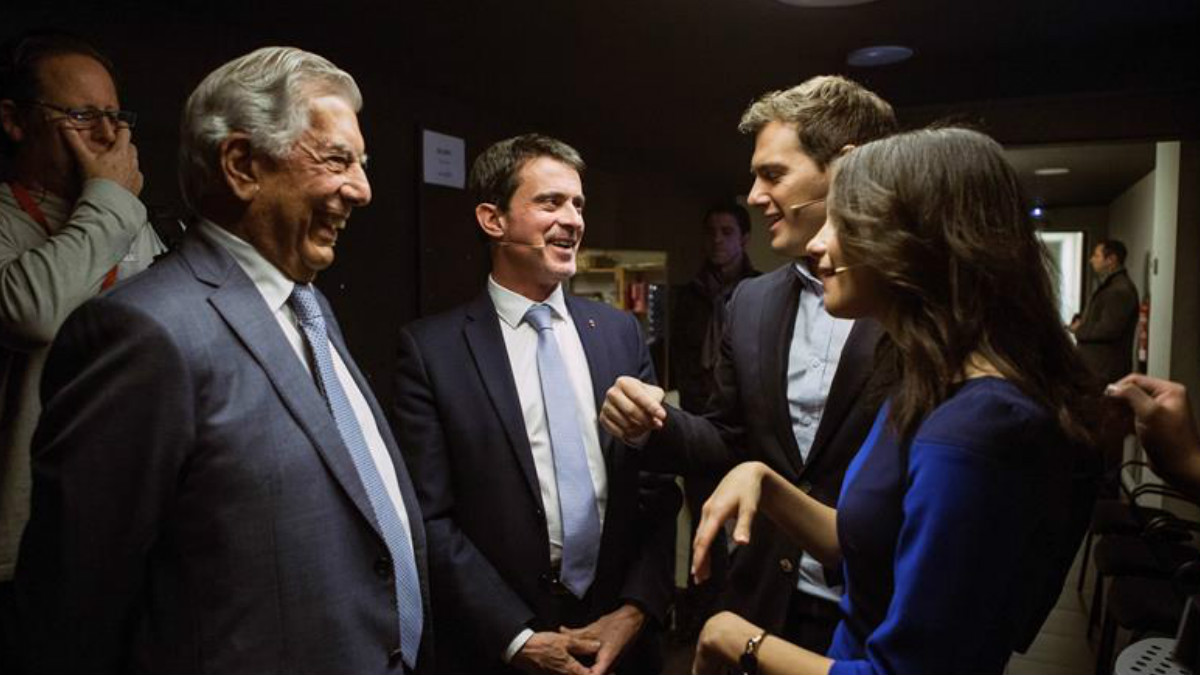 Inés Arrimadas conversa con el Premio Nobel de Literatura, Mario Vargas Llosa (i), Albert Rivera (2d) y el ex primer ministro francés Manuel Valls, en un acto de Ciudadanos. Foto: EFE