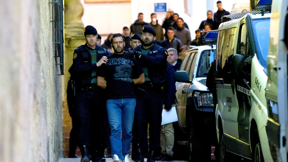 Agentes de la Guardia Civil trasladan al serbio Norbert Feher, acusado del asesinato de dos guardias civiles y un ganadero en Teruel, a su salida de los juzgados de Alcañiz (Foto: Efe).