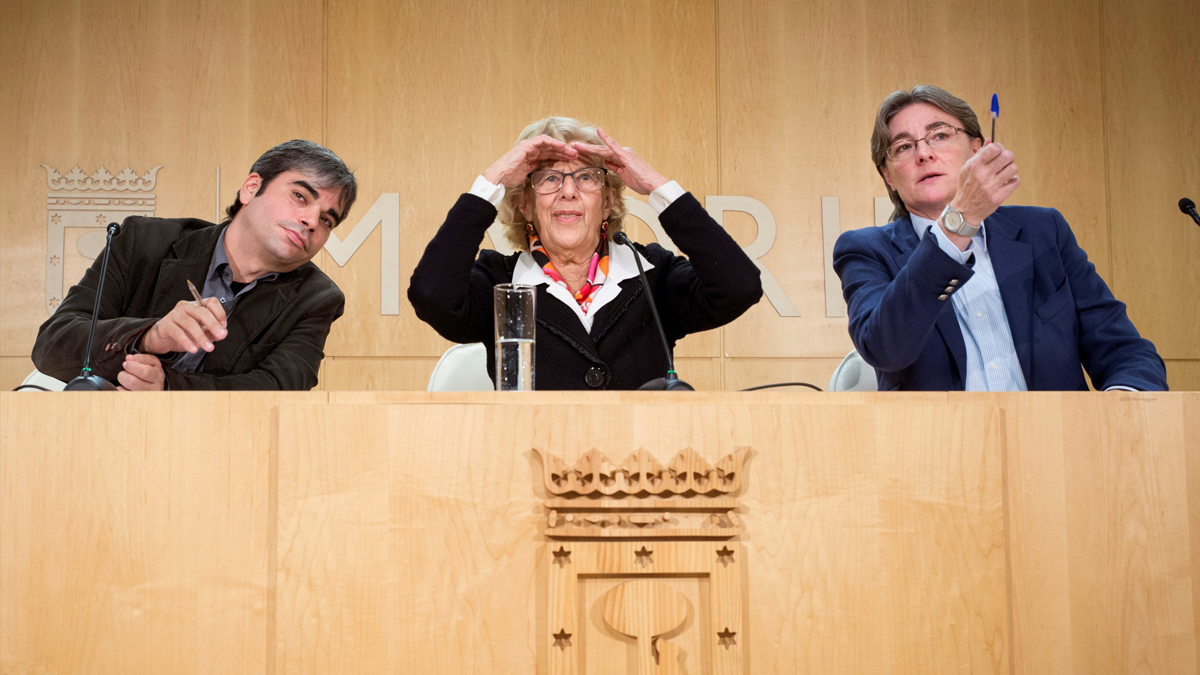 Jorge García Castaño, Manuela Carmena y Marta Higueras. (Foto: EFE)