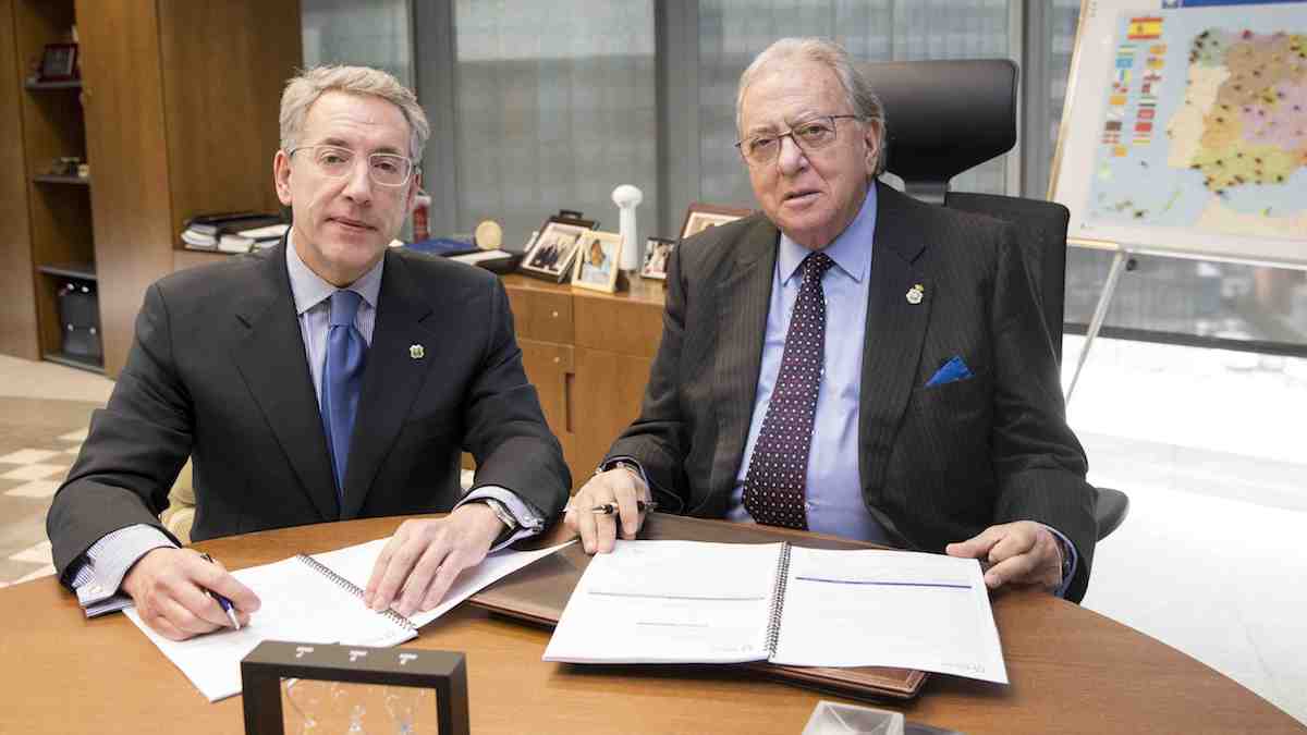 El presidente de AMA Vida Seguros y Reaseguros, Diego Murillo, y el presidente del Colegio de Odontólogos y Estomatólogos de Lugo, Alejandro López Quiroga.