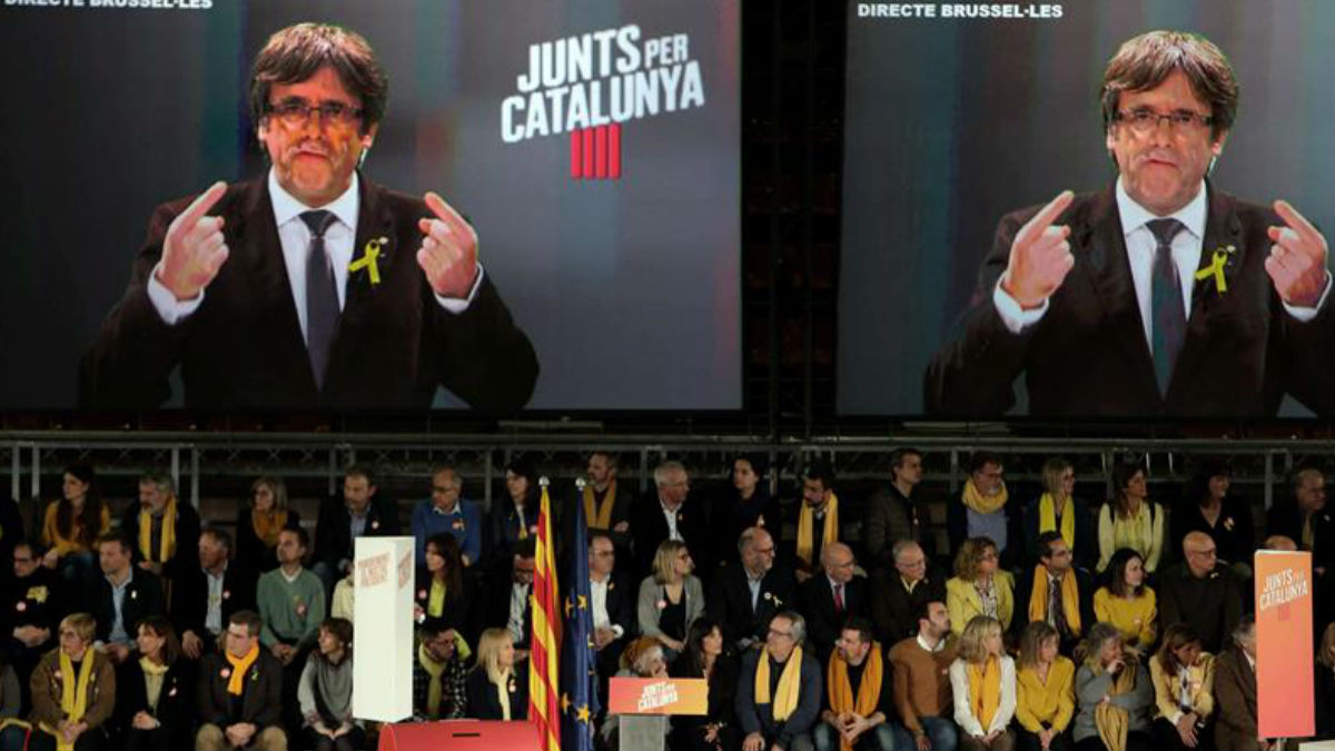 Intervención por videoconferencia del expresidente de la Generalitat, Carles Puigdemont, en el acto central de campaña de Junts per Catalunya celebrado en el pabellón de la Vall d’Hebron. Foto: EFE