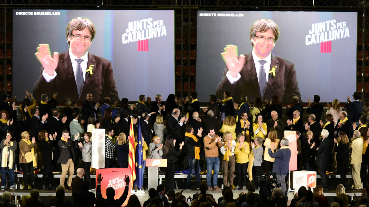 Carles Puigdemont interviene desde Bruselas en un acto de campaña de JuntsxCat. (Foto: AFP)