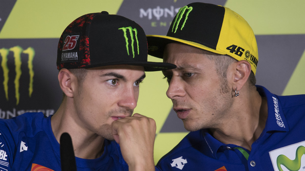 Viñales y Rossi hablan en una rueda de prensa. (AFP)