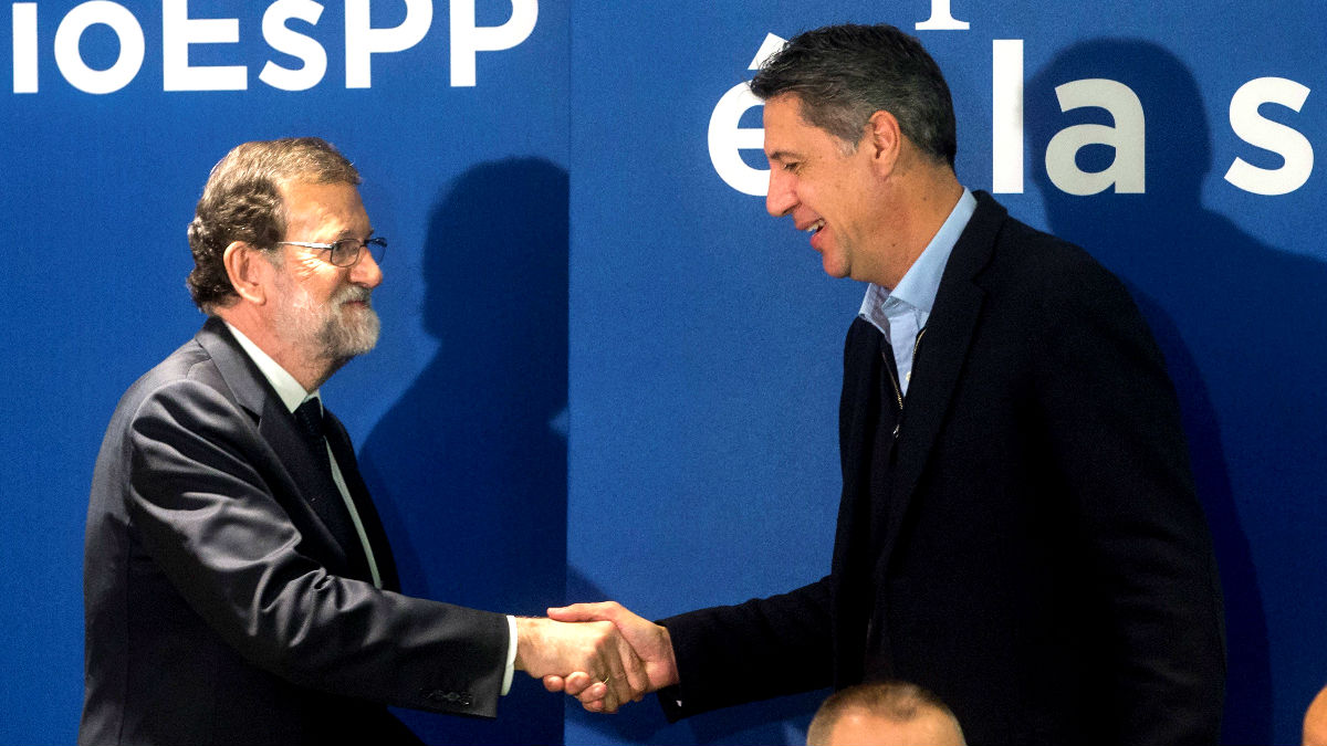 Rajoy y Albiol se saludan en el acto de campaña de este lunes (Foto: Efe)