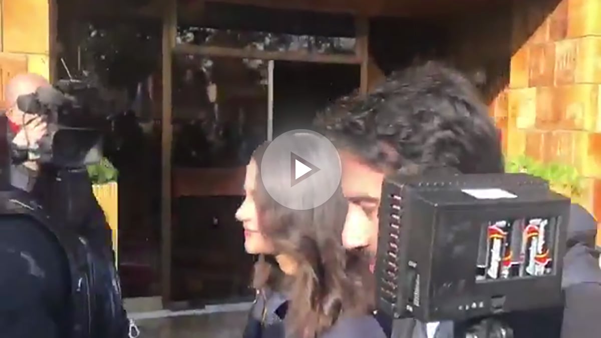 La candidata de Ciudadanos, Inés Arrimadas, en un paseo junto a su marido