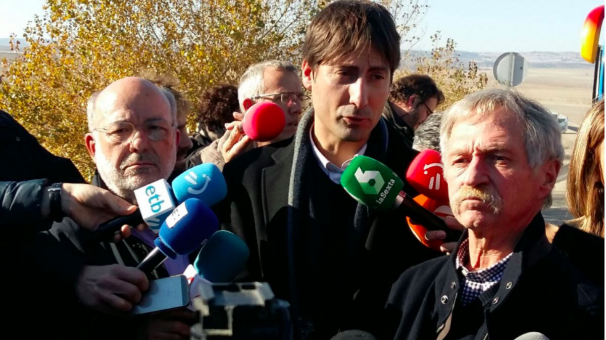 José Bové (derecha), en su visita a la cárcel de Estremera. Foto: Twitter.