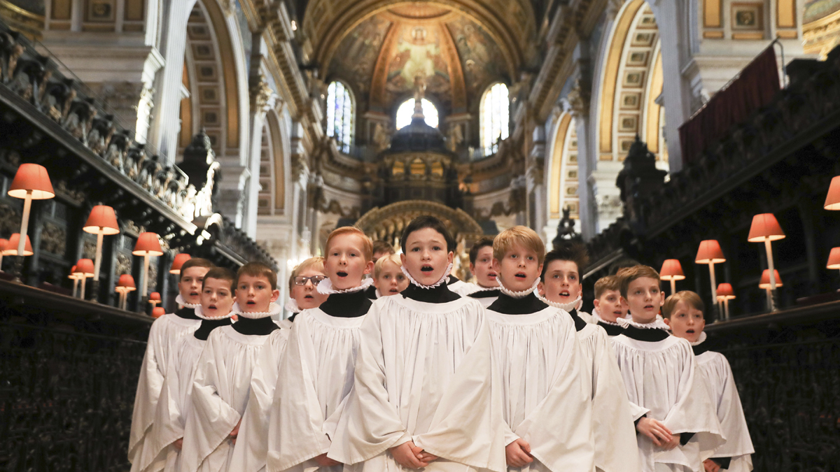 El coro de la Catedral de San Pablo en Londres en uno de sus recitales por Navidad. (Foto: AFP)