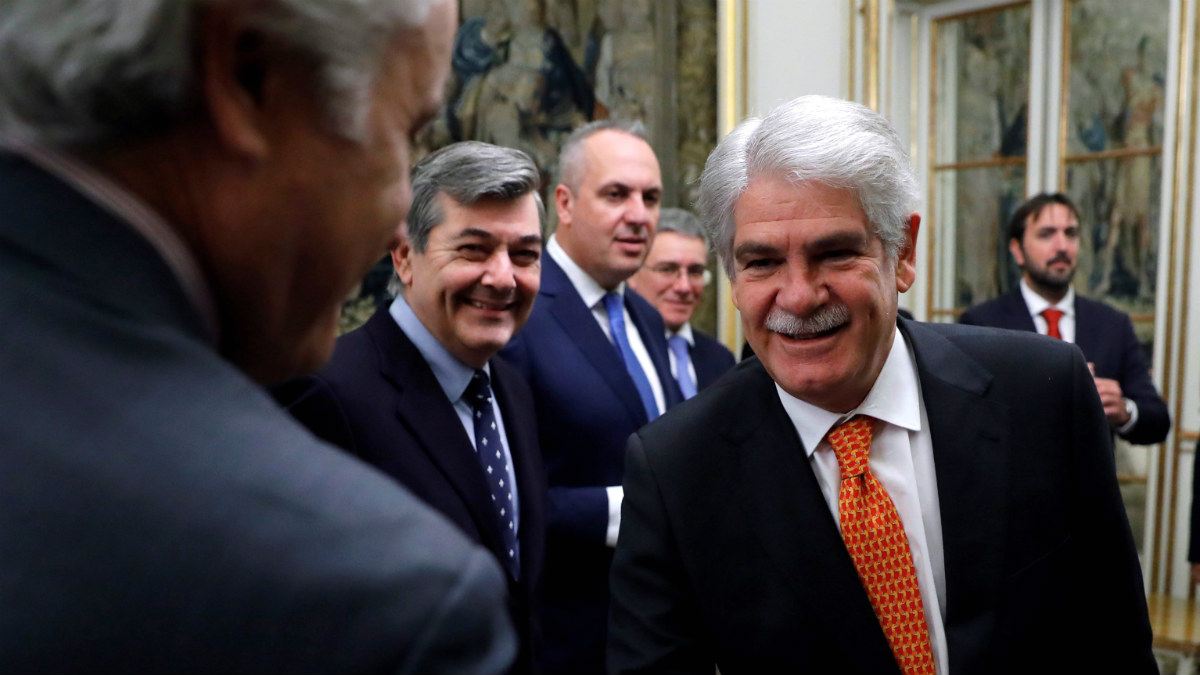 El ministro Dastis durante su reunión con los alcaldes del Campo de Gibraltar para tratar las negociaciones del Brexit. (EFE)
