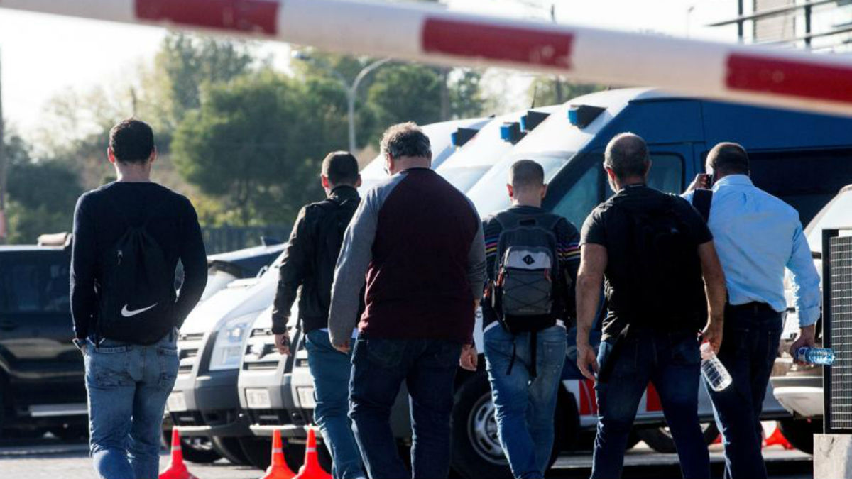 Agentes de la Guardia Civil tras la recogida de pruebas en la comisaría central de los mossos en Sabadell