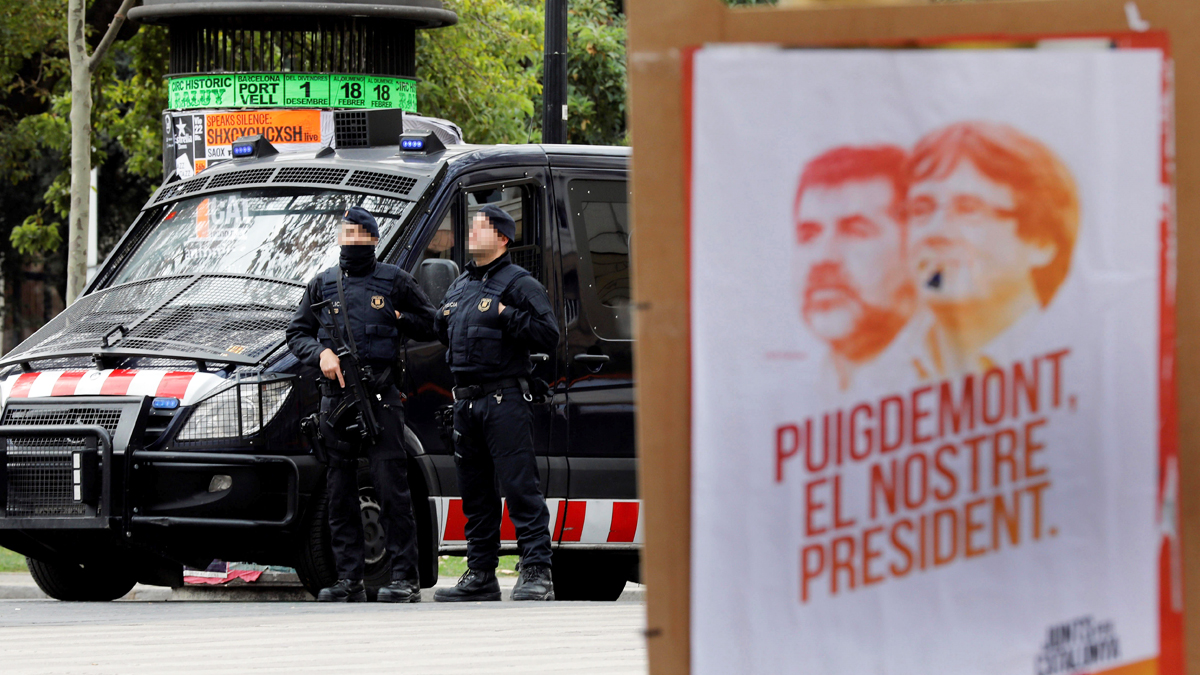 Agentes de los Mossos d’Esquadra. (Foto: EFE)