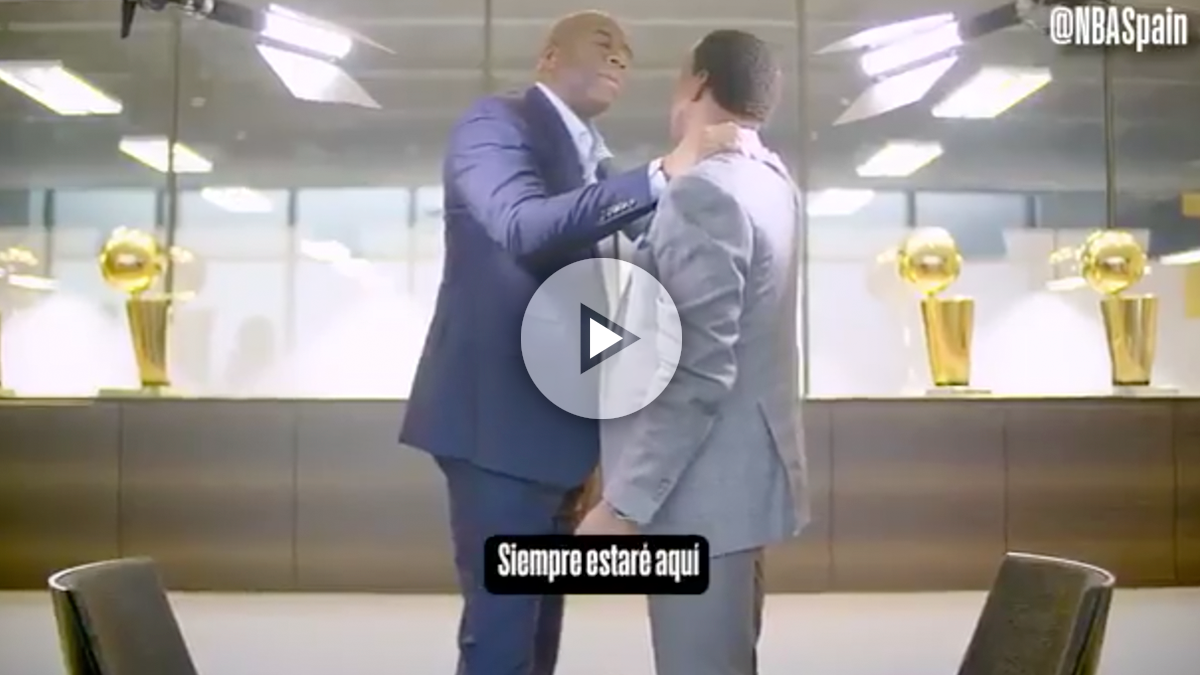 Magic Johnson se abraza con Isiah Thomas.