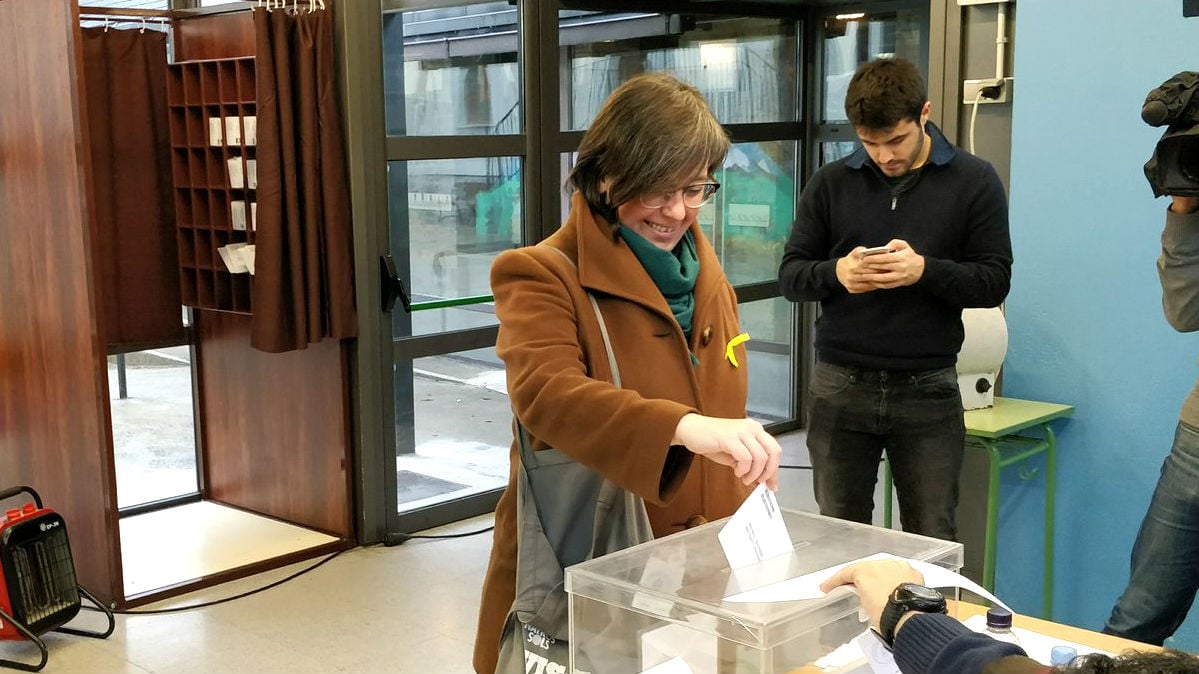 La diputada de la CUP Mireia Boya deposita su papeleta en un colegio electoral del Valle de Arán.