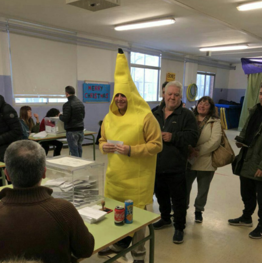 Los bufones del independentismo: vestidos de plátanos y ‘pikachus’ para votar