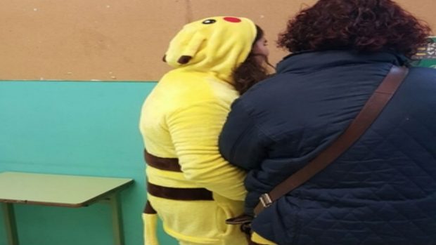 Los bufones del independentismo: vestidos de plátanos y ‘pikachus’ para votar