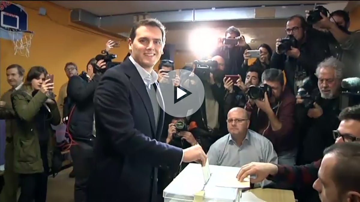 Albert Rivera, presidente de Ciudadanos, votando en las elecciones del 21-D.